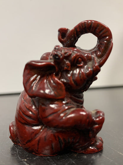 Souvenir d'éléphant rouge