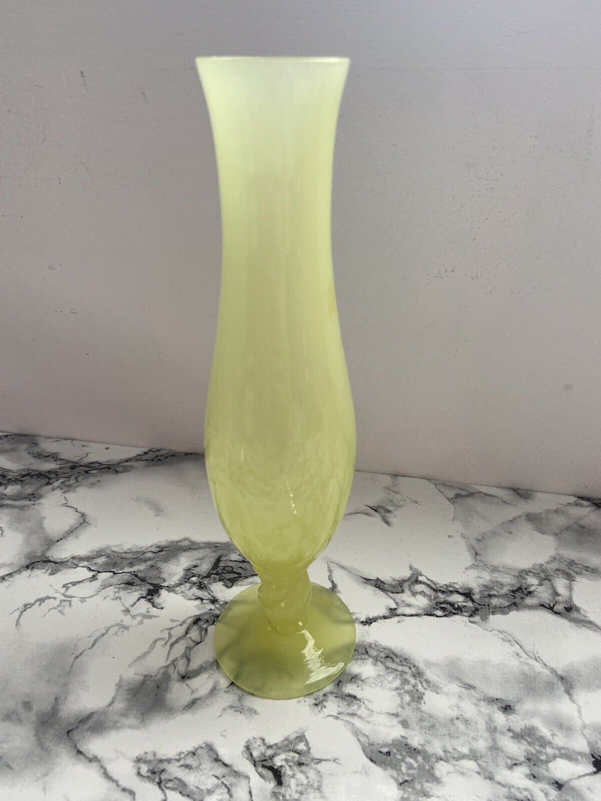 Vase en verre vert très clair