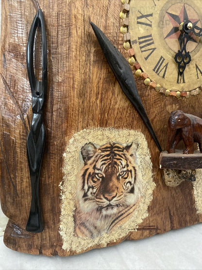 Horloge murale construite en bois