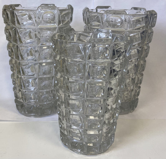 Trois vases en cristal particuliers