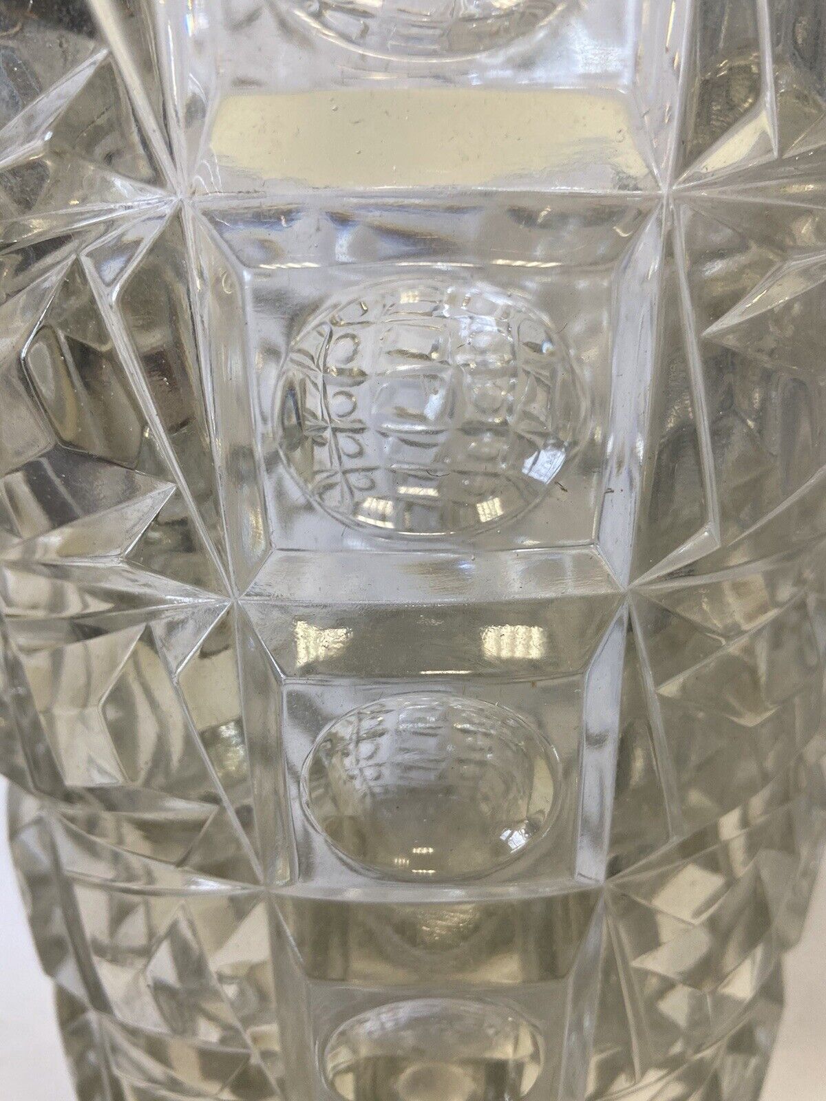 Trois vases en cristal particuliers